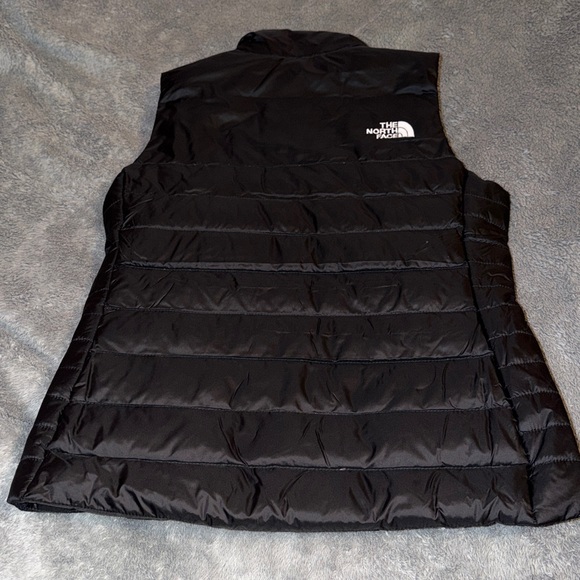 The North Face Women's 550 down Black Puffer Vest - Picture 4 of 5